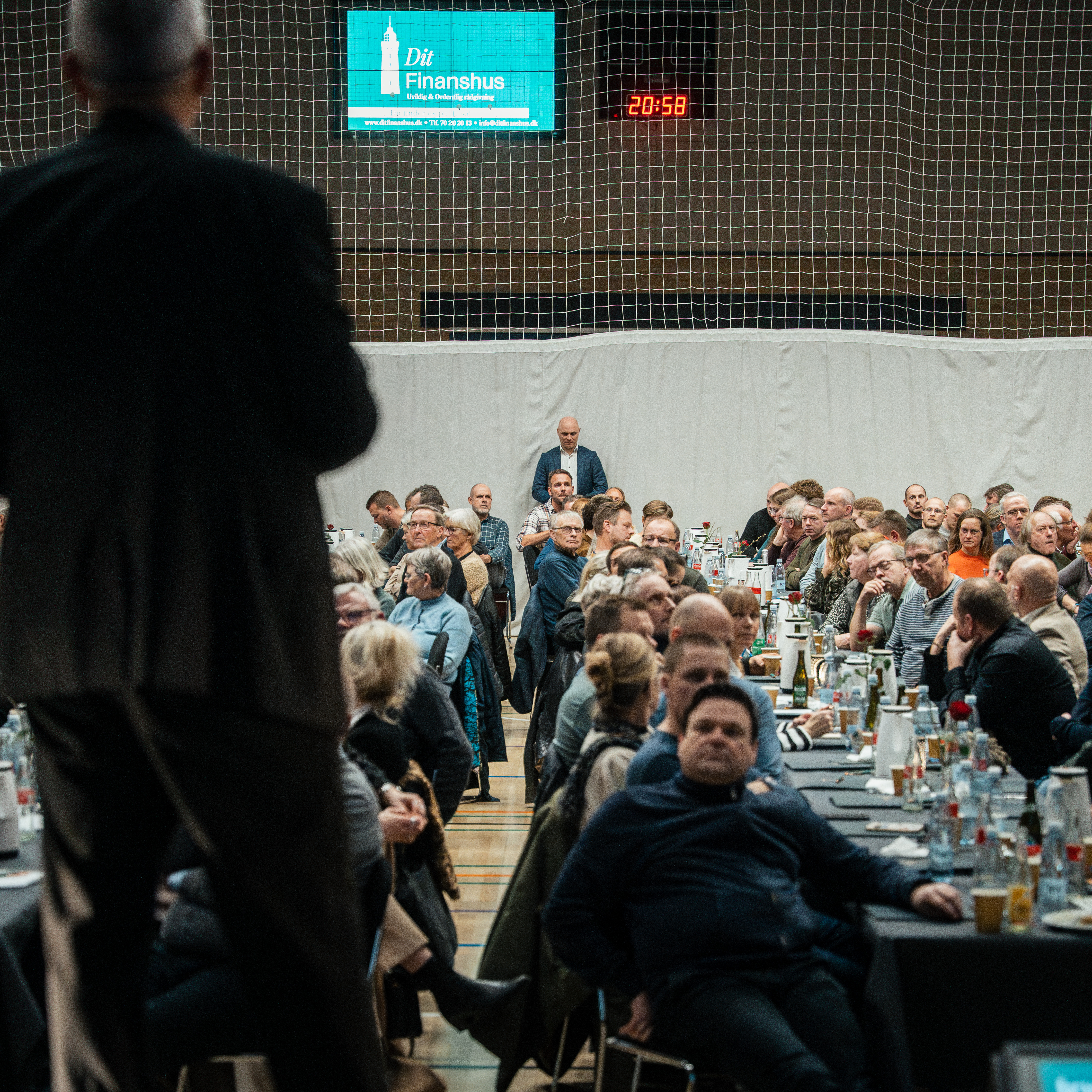 Per Hansen på scenen til investeringseventet i Vrå
